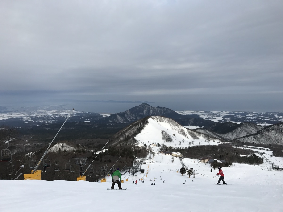 大山スキー場のゲレンデと山岳の雪景色