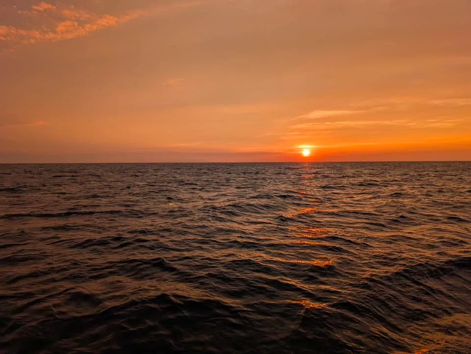 日本海に沈む美しい夕日