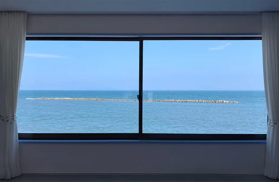 DAISEN UMIHOTARUの外観。鳥取県大山の海辺に佇む一棟貸しヴィラ