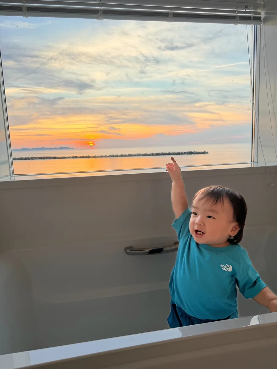 浴室の窓一面に広がる夕日