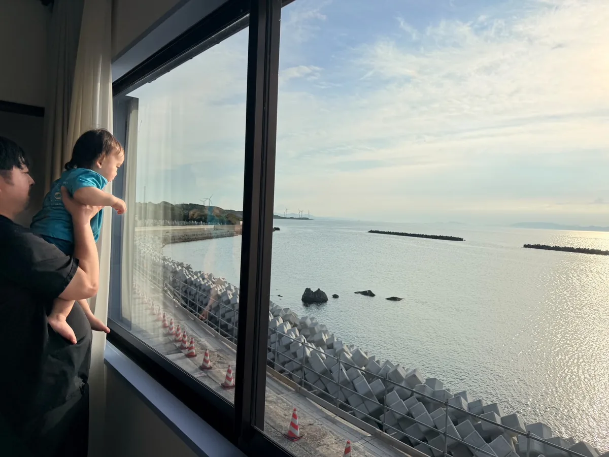 大きな窓から望む御来屋の海