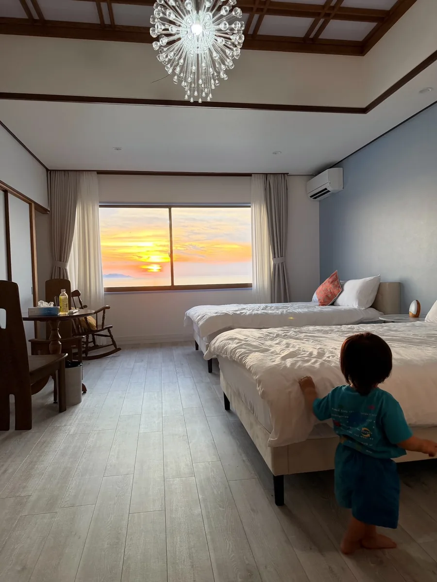 夕日が差し込む和洋室