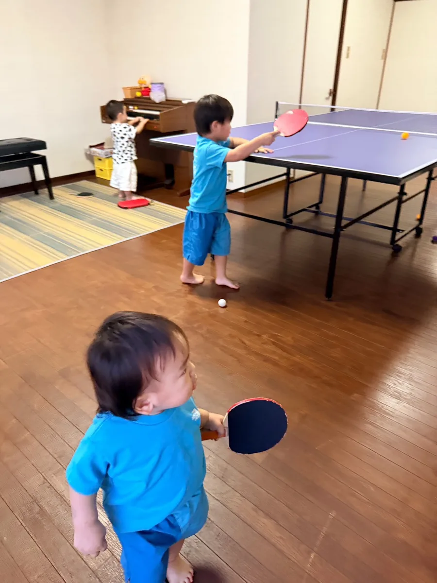 室内で卓球を楽しむ