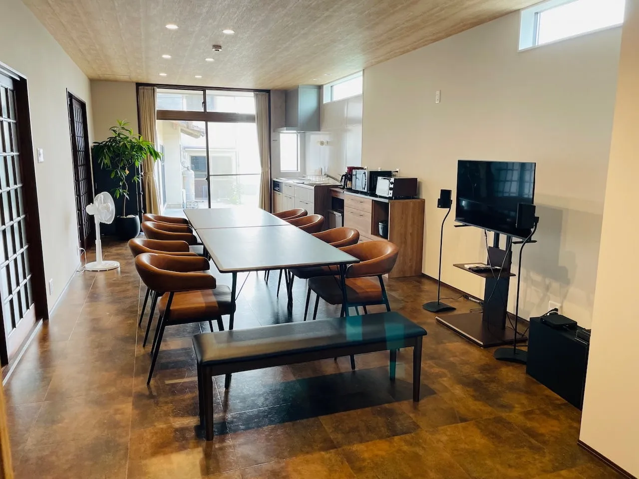 大人数でも広々と過ごせるリビングとプレイルーム