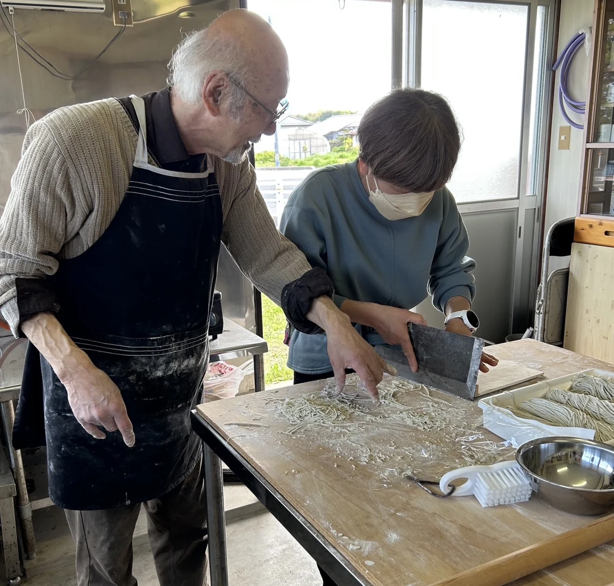 A local soba master teaching guests how to cut soba noodles at DAISEN UMIHOTARU